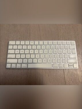 Apple Compact Wireless Keyboard in Silver and White